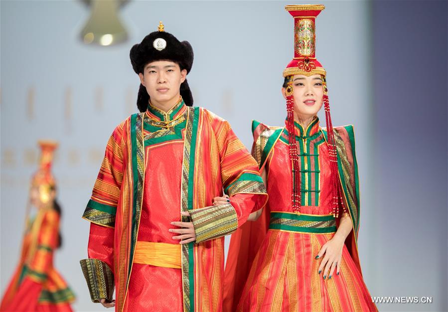 Монголы в национальных костюмах