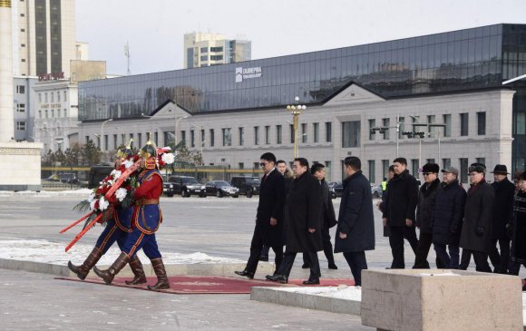 Д.Сүхбаатарын хөшөөнд цэцэг өргөж, Их Эзэн Чингис хааны хөшөөнд хүндэтгэл үзүүллээ