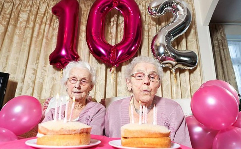Британийн хамгийн өндөр настай ихрүүд 102 нас хүрчээ