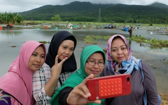 Индонезчууд цунамид нэрвэгдсэн газар очиж сэлфи хийж байна