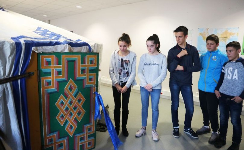 Францын дунд сургуулийн сурагчид Монгол өв соёлыг судалж байна