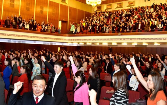 Монголын залуу багш нар Төрийн ордонд чуулж “Оюуны элч”-ээ тодрууллаа