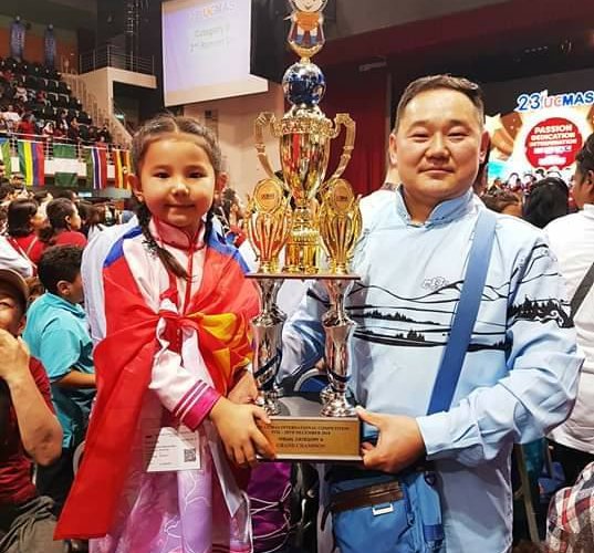 Хөвсгөлийн зургаан настай охин дэлхийн аварга боллоо