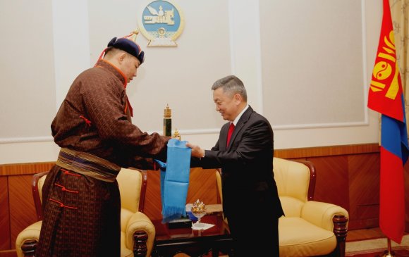 Ерөнхийлөгчийн нэрэмжит цомыг Монгол Улсын харцага О.Хангайд гардуулж өглөө
