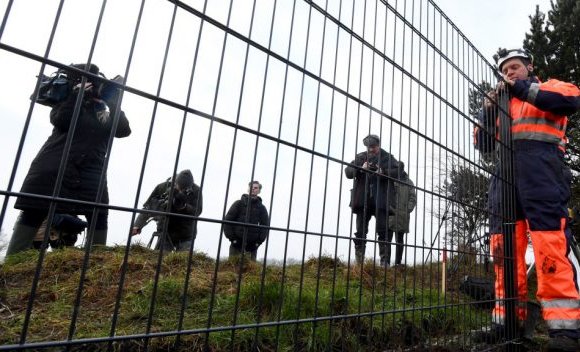 Дани улс гахайн мялзангаас сэргийлж хил дээрээ төмөр хашлага барьж байна