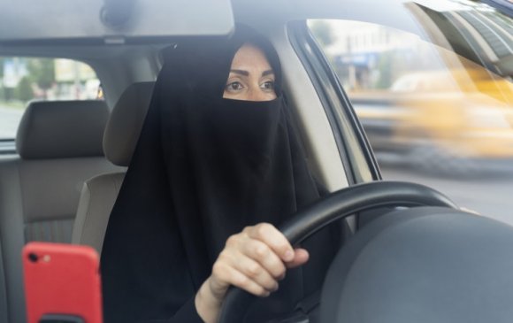 Саудын Арабын олон мянган эмэгтэй жолооны үнэмлэхээ гардан авчээ