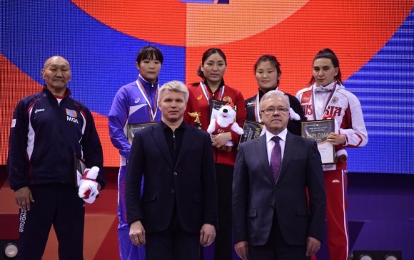 Монголын бөхчүүд Красноярскийн дэвжээнээс 15 медаль хүртэв