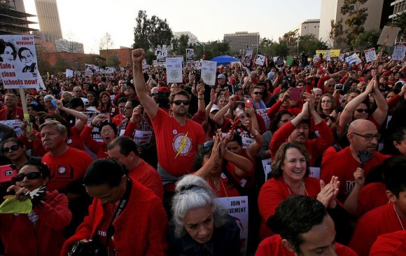 Лос Анжелест 30 мянган багш ажил хаяжээ