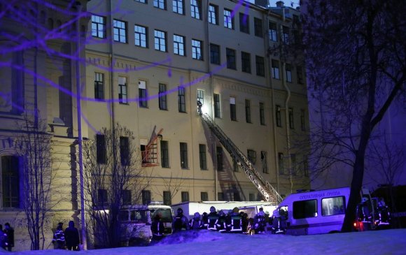 Санкт-Петербургт их сургуулийн барилгын давхрууд нуржээ