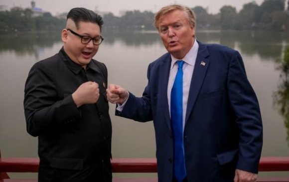 Ким-Трампын дүрд хувирагчдыг сүрдүүлжээ