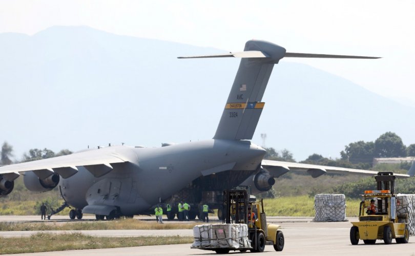 АНУ-ын тусламжийн онгоцнууд Венесуэлийн хилийн ойролцоо газардлаа