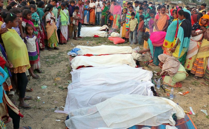 Энэтхэгт 99 хүн согтууруулах ундаанаас хордож амиа алджээ