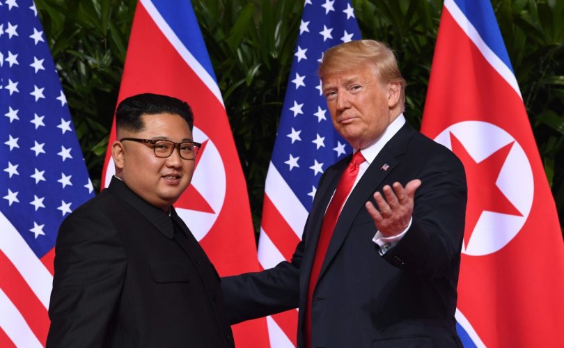 Ким, Трампын уулзалт Солонгосын дайныг "зогсооно"