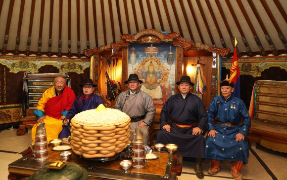 Монгол Улсын Ерөнхийлөгч Х.Баттулга Есөн хөлт цагаан туганд хүндэтгэл үзүүлж, Төрийн золголт хийв