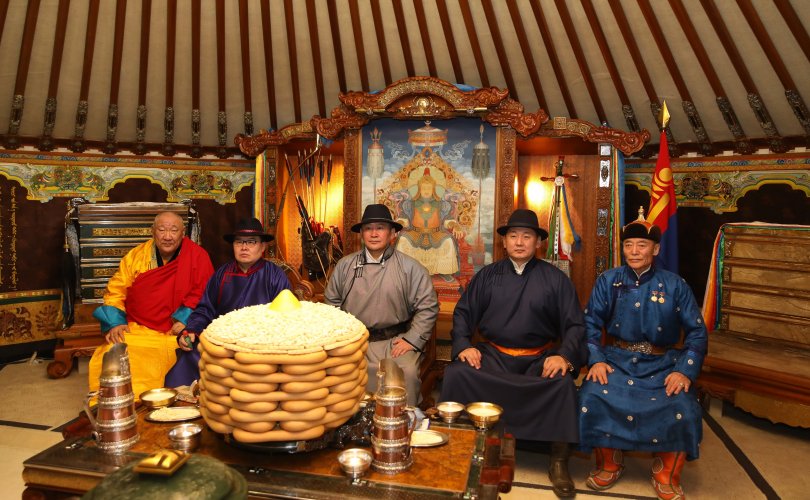 Монгол Улсын Ерөнхийлөгч Х.Баттулга Есөн хөлт цагаан туганд хүндэтгэл үзүүлж, Төрийн золголт хийв