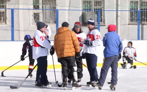 Канадын хоккейчид монголын баг тамирчдыг сургаж байна
