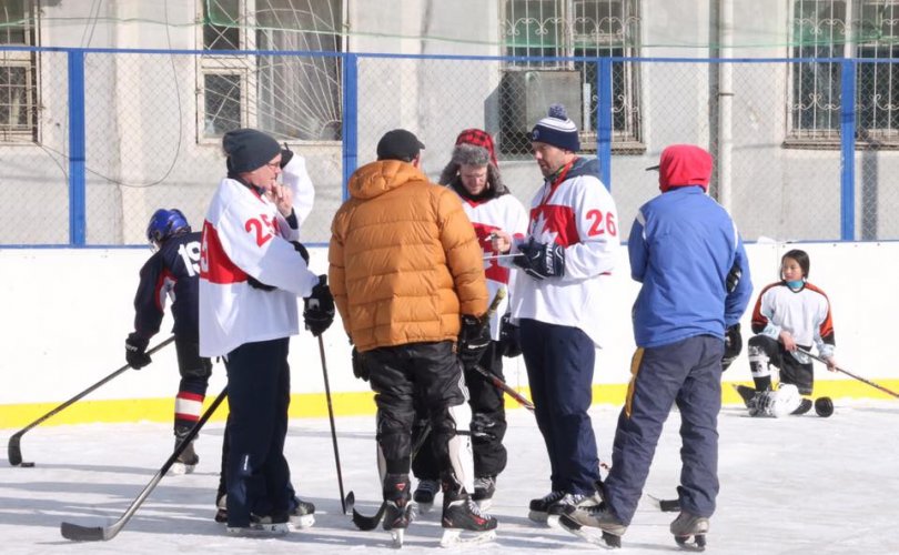 Канадын хоккейчид монголын баг тамирчдыг сургаж байна