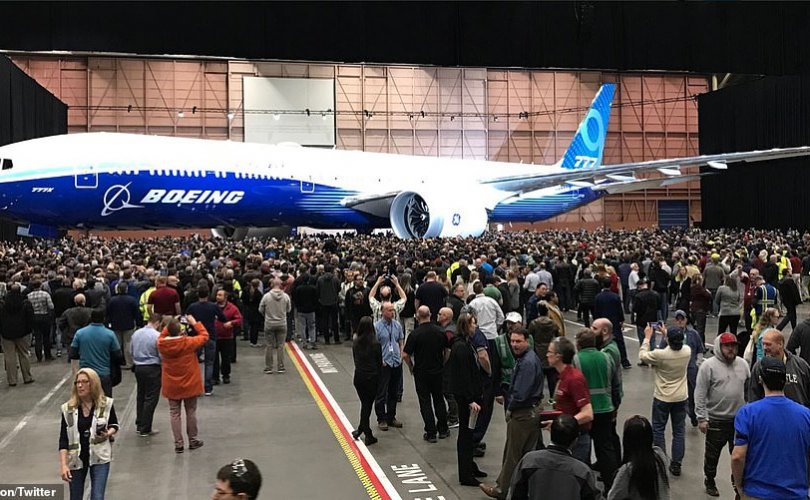 Дэлхийн хамгийн урт “Boeing 777X” хөлгийг танилцуулжээ