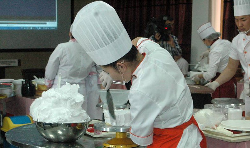 Бялуу чимэглэх “ур чадвар”-ын улсын уралдаан болж байна