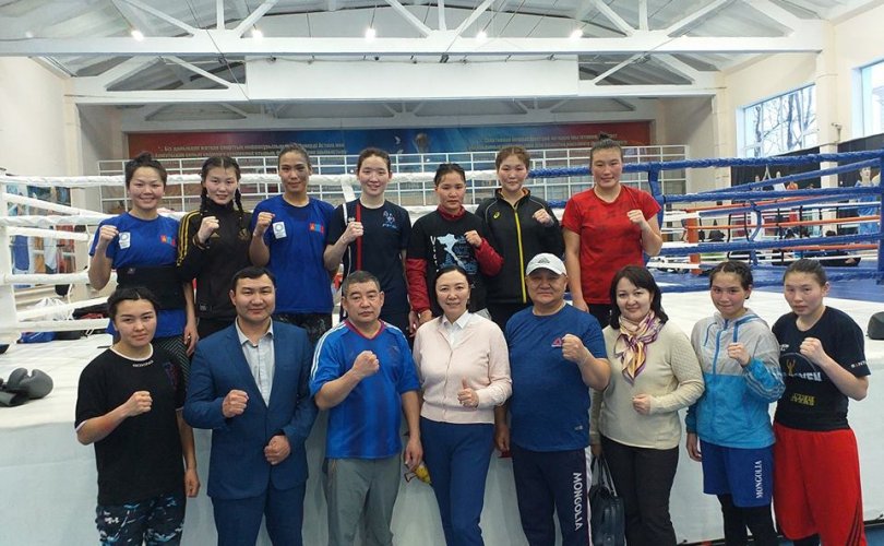 Эмэгтэй боксчид Казахстанд бэлтгэл хийж байна