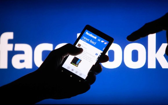 Facebook доголдлоос болж хоёр удирдлагаа халлаа
