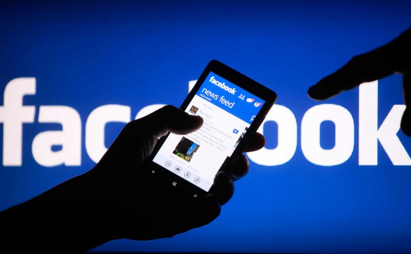 Facebook доголдлоос болж хоёр удирдлагаа халлаа