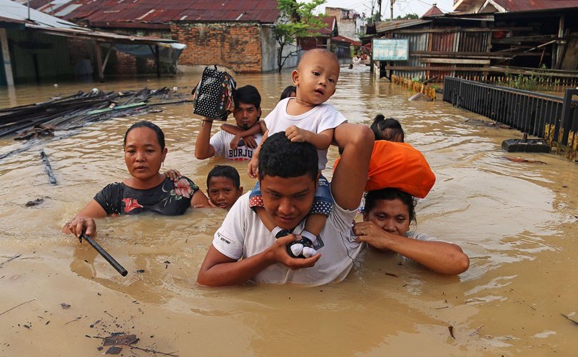 Индонезид үерийн улмаас 73 хүн амиа алджээ