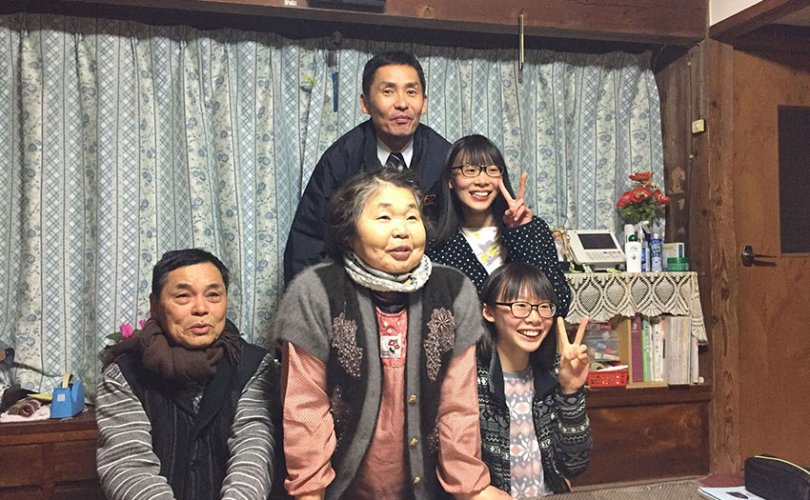 Монголчуудыг сүмогоор төсөөлж, хоймортоо морин хуур залсан Япон гэр бүл