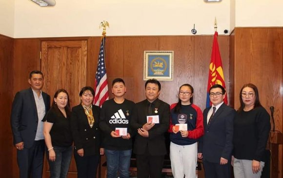 АНУ-ын иргэний амь насыг аварсан монгол хүүхдүүдийг шагналаа