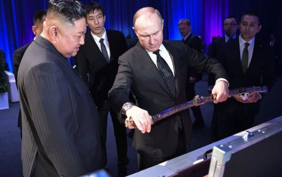Кимийн бэлэглэсэн хүйтэн зэвсгийн хариуд Путин зоос өгчээ
