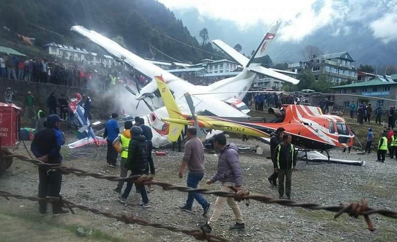 Непалд онгоц хоёр нисдэг тэрэгтэй мөргөлджээ