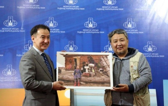 “Бидний цөөхөн Монголчууд” төслийнхөн 1000 ширхэг зургаа Д.Цогтбаатар сайдад хүлээлгэн өглөө