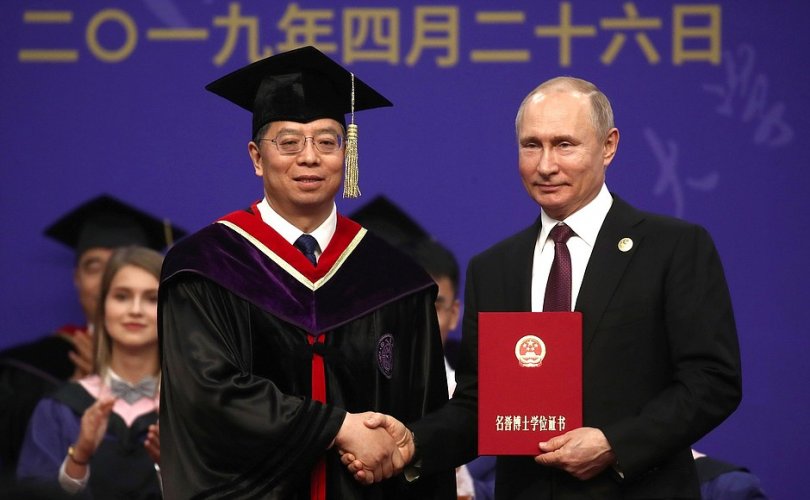 Путин Хятадын Цинхуа их сургуулийн хүндэт доктор болов