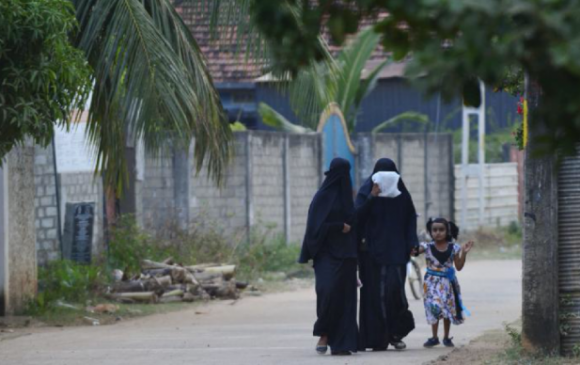 Шри-Ланкад олон нийтийн газар гивлүүр зүүж явахыг хориглов