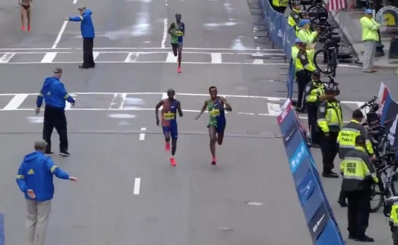 Бостоны марафонд Африк гүйгчид тэргүүлэв