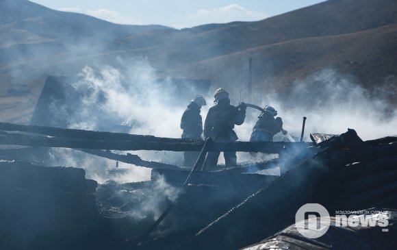 Цагдаагийн алба хаагчид угаартсан таван хүүхдийг аварчээ