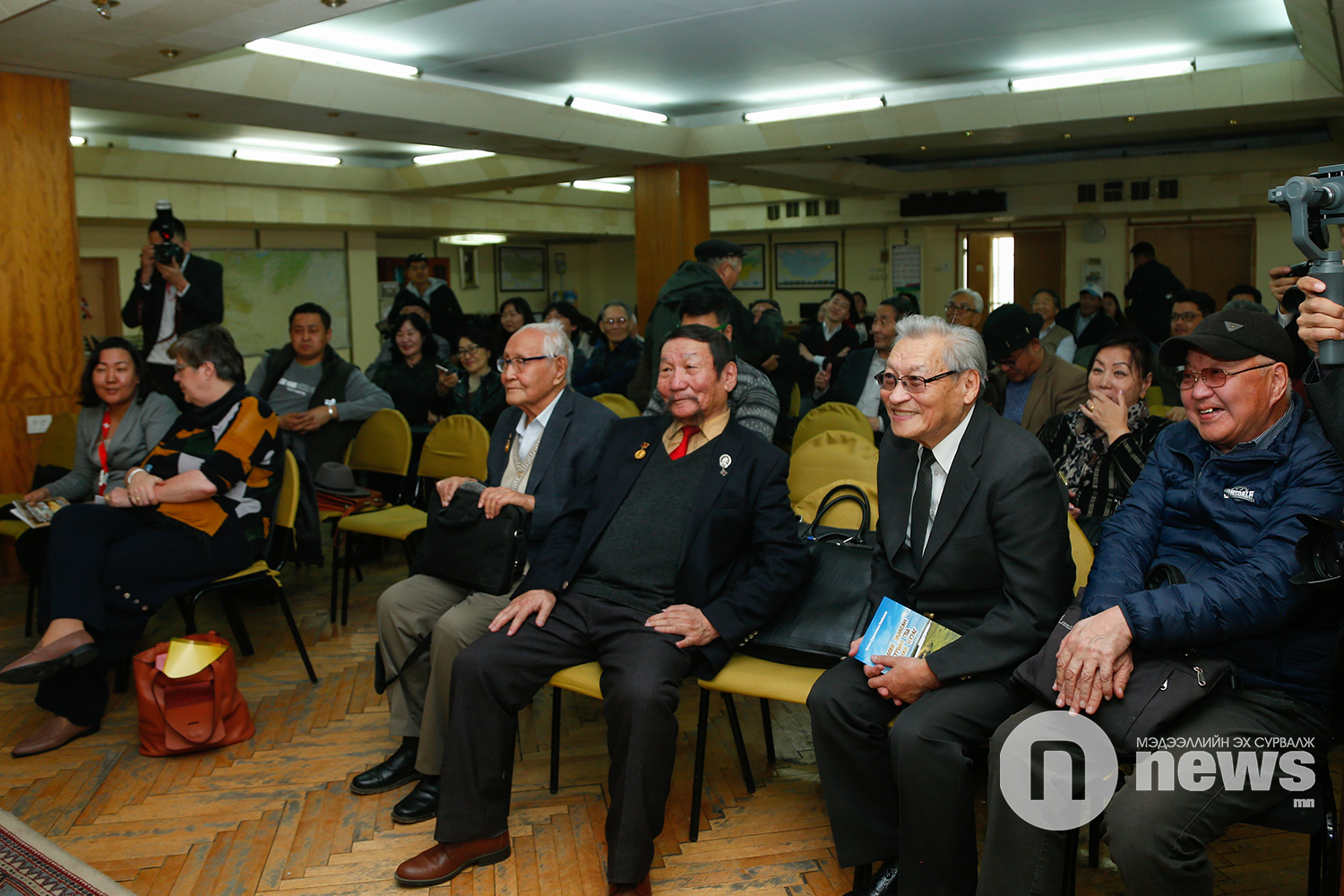 Зосон зургийн хойноос Жаран голыг гэтлэсэн аян номын нээлт (1)