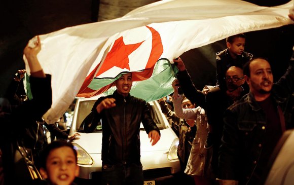 Өөрчлөлтийг хүссэн Алжирчуудын ирээдүй олон улсын анхааралд байна