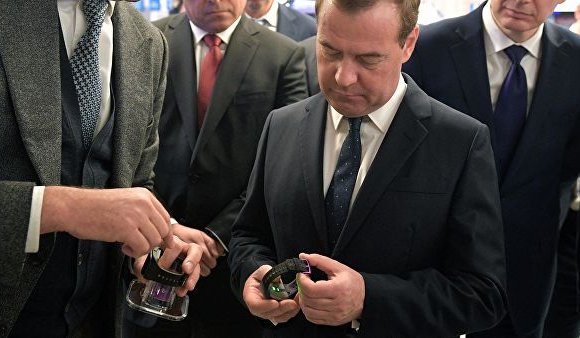 Ерөнхий сайд Медведев  ухаалаг цаг үйлдвэрлэснийг сайшаав