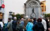 0_Crowd-around-Manneken-Pis-fountain