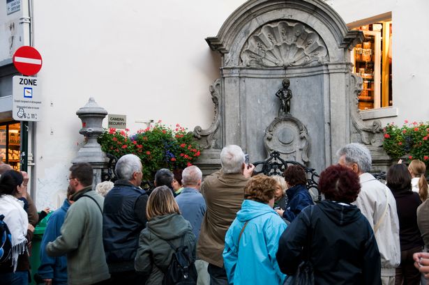 0_Crowd-around-Manneken-Pis-fountain