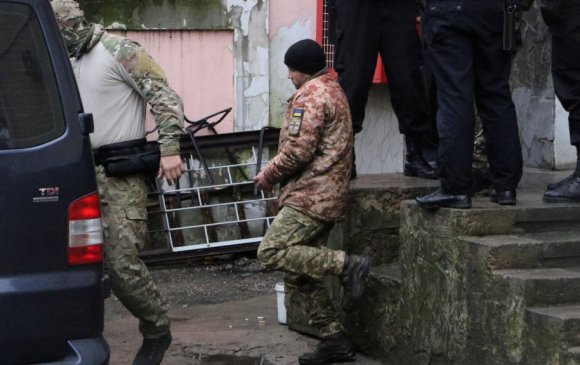 Украины хөлөг, далайчдыг суллахыг тушаажээ