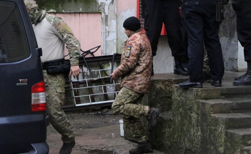 Украины хөлөг, далайчдыг суллахыг тушаажээ