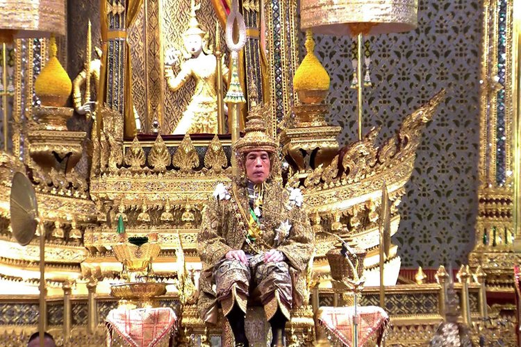 Тайландын хааны хаан ширээнд залрах хачирхалтай зан үйлүүд