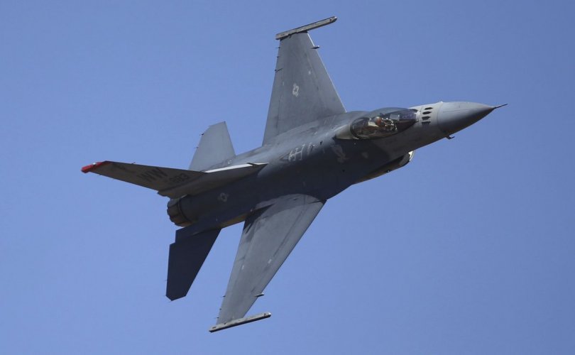 F-16 сөнөөгч онгоц Калифорнийн цэргийн баазын агуулах дээр унаж сүйрчээ