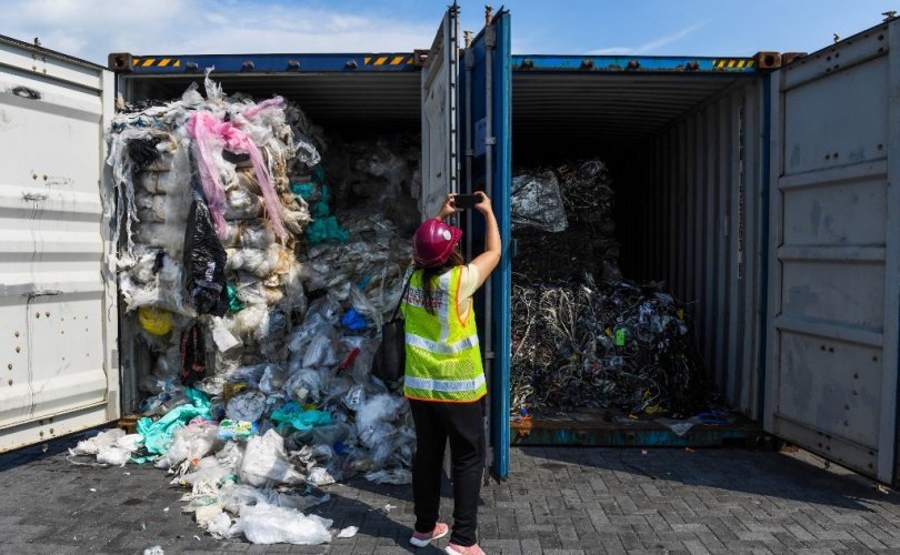 Малайз улс 450 тонн хог хаягдлыг АНУ тэргүүтэй улсууд руу нь буцаана