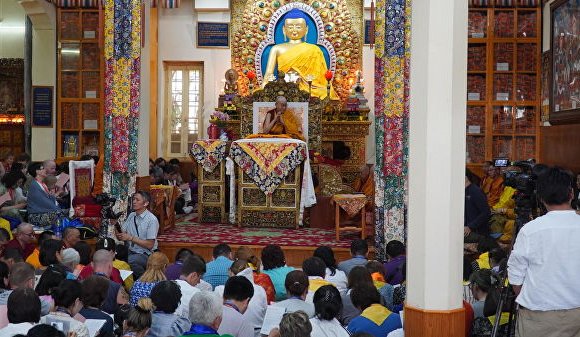 Оросын буддистуудэд Далай лам Бурхны баримал бэлэглэв