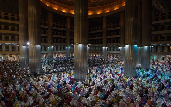 ФОТО: “Рамадан” сар эхэлж, мусульман шашинтнууд залбирч байна