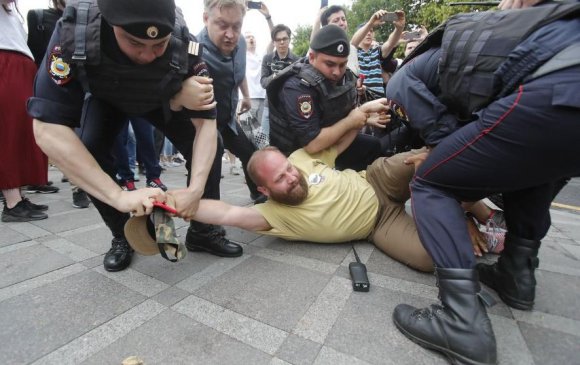Москвад 500 гаруй хүнийг баривчлав