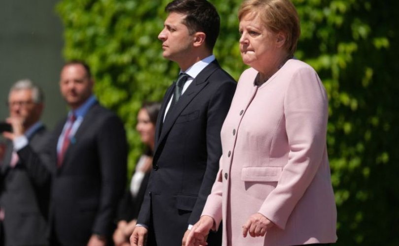 Ангела Меркель дагжтал чичирч байсан ч тэвчжээ